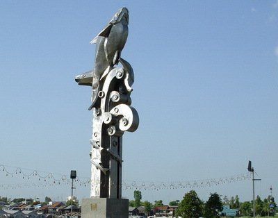 Tượng đài cá basa bên bờ sông Hậu (Châu Đốc)