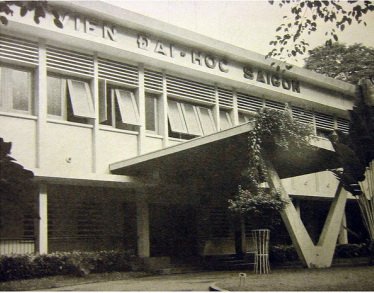 Viện Đại học Sàigòn trước năm 1975 , đầu đường Trần Quý Cáp ( nay là Võ Văn Tần), gần bùng binh Hồ Con Rùa
