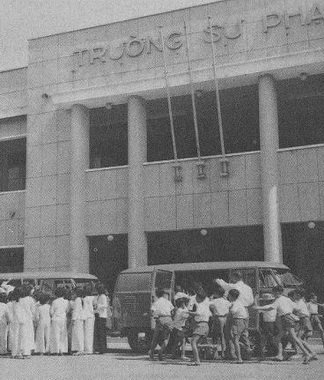 rường Sư Phạm Sàigòn, phía trong nữa là trường Đại học Sư Phạm Sàigòn. Bên trong trường treo bảng lớn : “Lương Sư Hưng Quốc”