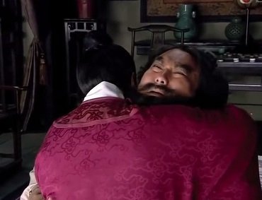 –Đệ không còn thấy đau nữa. Sao đất trời ngoài kia đỏ rực lên rồi…? – Mặt trời lặn đấy… (Lý Quỳ và Tống Giang sau khi uống rượu độc