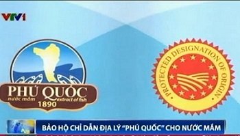 Bên phải là Chỉ dẫn Địa lý nước mắm Phú Quốc. Bên trái là Bảo hộ xuất xứ của Châu Âu với nước mắm Phú Quốc