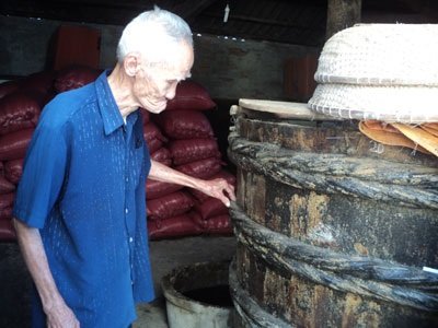 Ở những vùng có nguyên liệu cá và thời tiết không phù hợp, con người cũng tìm ra được kỹ thuật làm nước mắm khác nhau,và cứ thế cha truyền con nối.